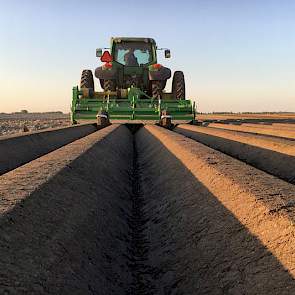 Kor Berghuis @KorBerghuis 8 mei: Het aardappelpoten gaat weer mooi. Mooie structuur. #akker