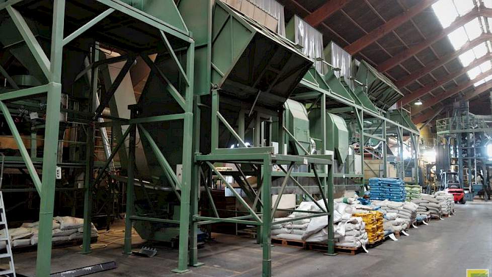 De schonings- en selectiemachines bij Vandinter Semo wachten op de nieuwe koolzaadoogst.