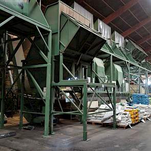 De schonings- en selectiemachines bij Vandinter Semo wachten op de nieuwe koolzaadoogst.