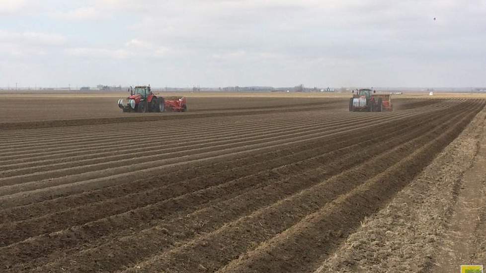 Op 3 mei is Bennen begonnen met het poten van de aardappelen, in totaal circa 420 hectare. Deze zitten er nu in, en Bennen is bezig met ruggen frezen.