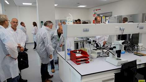 Met een rondleiding door het nieuwe onderkomen  kregen de bezoekers afgelopen donderdag een beeld van alle activiteiten op het BeetLab, zoals hier op het Diagnostiek Lab.