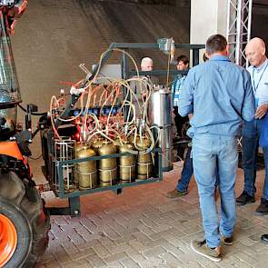 Techniek trekt altijd bekijks, zoals de speciale proefveldspuit van IRS.