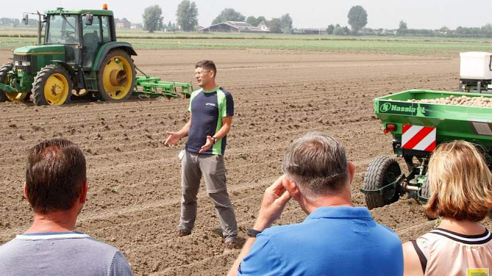 Zware buien maken ook op het proefbedrijf Westmaas overpoten noodzakelijk. Bedrijfsleider Marcel Tramper vergelijkt helemaal overdoen door frezen en herpoten met bijpoten en aanaarden. Wat het beste resultaat geeft moet in het seizoen blijken. Helemaal ov