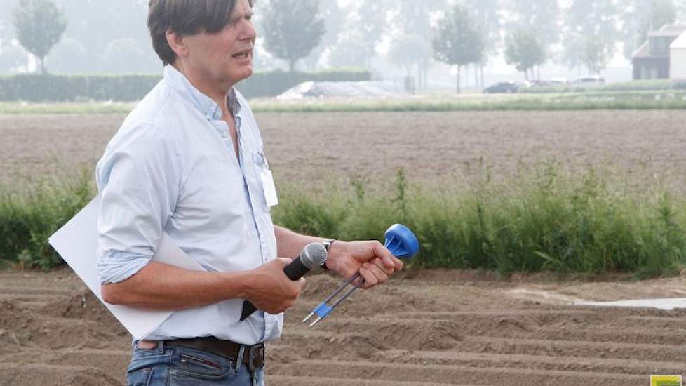Peter Lerink van H-Wodka laat een blauwe vochtsensor zien. Als de grond op veldcapaciteit is, is de draagkracht voor machines hoog. De sensor kan helpen bepalen wat het goede moment van bewerken en berijden is.
