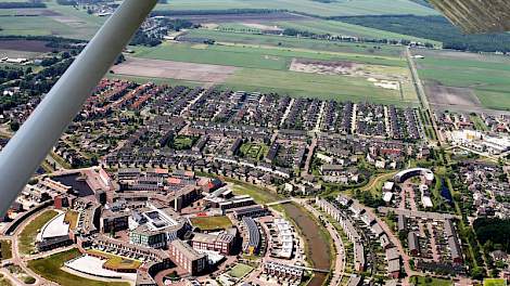 Op de voorgrond de Assense wijk Kloosterveen, met daarachter het landbouwgebied dat in verband met afwatering in kaart wordt gebracht.