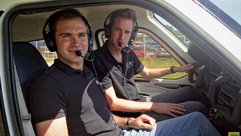 Tom Bosscher (links) van  Bosscher Precision Farming en Albert Brouwer van Kavel 10 Landmeters klaar voor hun klus op hoogte.