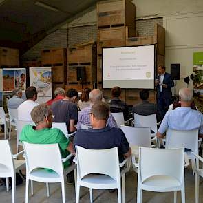 In de schuur hielden Rabobank en ZLTO een kennissessie over onder meer energietransitie en wat dit voor het rendement van de boer kan betekenen.