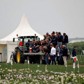 Een van de rondleidingen over de uienproefvelden.