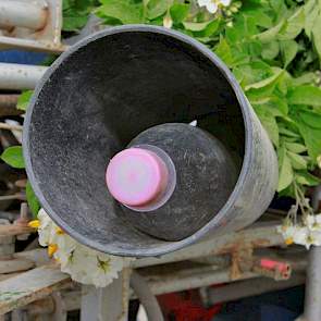 Naast elke stoel is een stuk regenpijp gemonteerd waar een fles water in ligt. Tevens is bij beide stoelen een buis bevestigd waar een parasol in kan worden gestoken. Maar in de praktijk doen ze dat niet zo vaak, zegt Klaas Jan Hoff. ‘We zitten dan zelf w