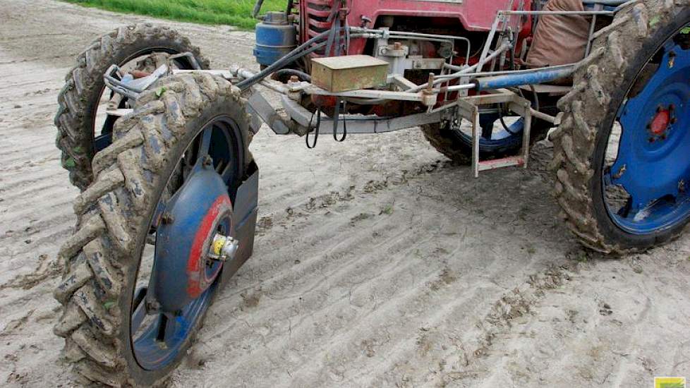 De brede vooras komt van een John Deere.