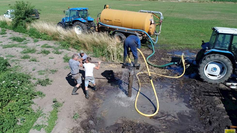 De benodigde hoeveelheid water om een goede put te kunnen slaan is afhankelijk van de grondslag en uiteindelijke diepte. Bas: „Het is wel eens  gebeurd dat we 1 tank met een inhoud van 12 kuub water op 2 meter hebben leeggesproten. Dat kan gebeuren als je