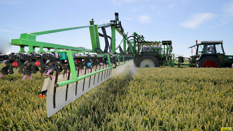 Voor de demo in het veld was de proefveldspuitmachine uitgerust met zes verschillende spuitdoppen van de producenten Airmix, Lechler, Agrotop en Albuz. Daarnaast was er ook een Wingsprayer gemonteerd.