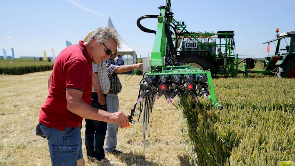 Aandacht op Ebelsheerd onder meer voor de verschillende bespuitingstechnieken. Volgens Henk Smith, voorzitter van de VVB Oldambt, maken nieuwe normen omtrent driftreductie het effectief toepassen van gewasbeschermingsmiddelen steeds moeilijker. Om inzicht