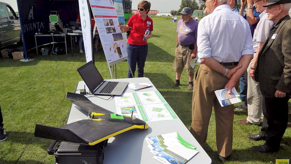 Drones verwerven meer en meer een plekje in de akkerbouw. MDL Agro vliegt met een zogeheten eBee-drone met verschillende sensoren. Hiermee kunnen onder meer de bovengrondse bladmassa, het aanwezige bladgroen in het blad en hoogtemetingen in kaart worden g