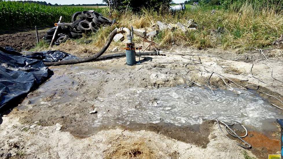Met de nieuw geboorde waterput haalt Lamers nu vanaf een diepte van zo’n 40 meter ieder uur maximaal 40 kuub water naar boven. De totale diepte van de waterbron is 75 meter. Hans Lamers: „We hadden hier op 18 meter het eerste water. Op 30 meter grove zand