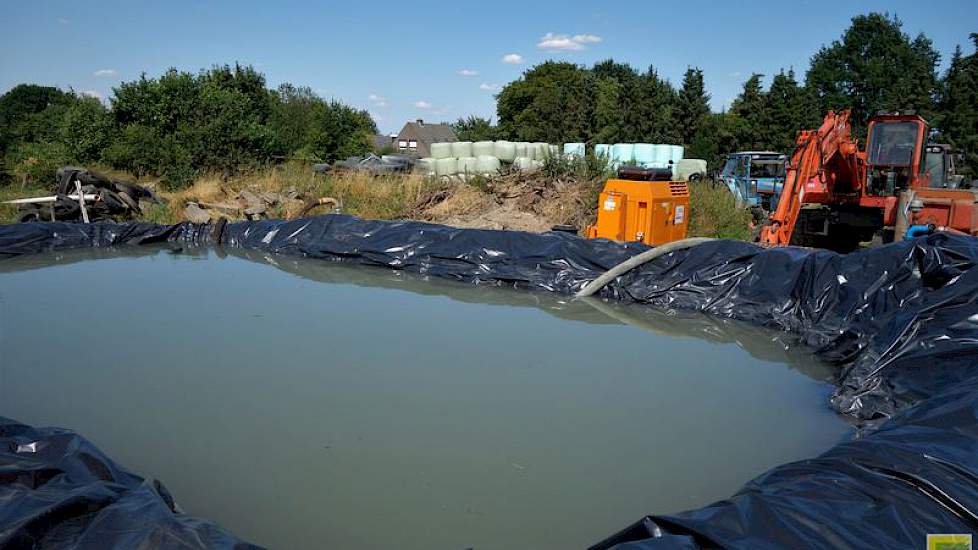 Omdat de capaciteit van de bron niet voldoende is om rechtstreeks vanuit de put te beregenen, wordt het water eerst in een tijdelijk aangelegd waterbassin gepompt. Van daaruit gaat het water via de haspel naar de spuit op uienperceel.