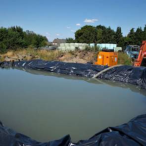 Omdat de capaciteit van de bron niet voldoende is om rechtstreeks vanuit de put te beregenen, wordt het water eerst in een tijdelijk aangelegd waterbassin gepompt. Van daaruit gaat het water via de haspel naar de spuit op uienperceel.