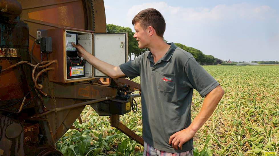 Medewerker Mark van Sleeuwen van akkerbouwbedrijf Derks in Volkel, schakelt de beregeningshaspel in om de suikerbieten voor de eerste keer te beregenen.