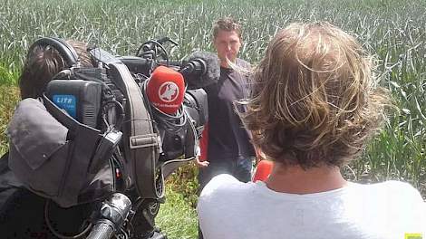 Twan van der Heijden (midden) wordt voor de tv-camera van Hart van Nederland geïnterviewd over de droogte.