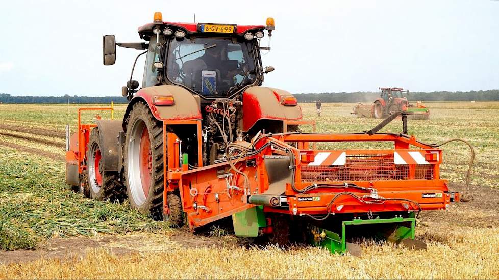Eerste uien 2018 weer gerooid, Loonbedrijf: Haaijer Veelerveen.