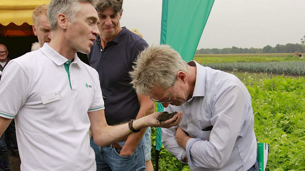 Jos Deckers van DSV liet deelnemers aan de Groenbemesterdag ruiken aan de grond. Goede grond ruikt naar bosgrond en is gezond. Bodems met een geslaagde groenbemester ruiken ook zo.