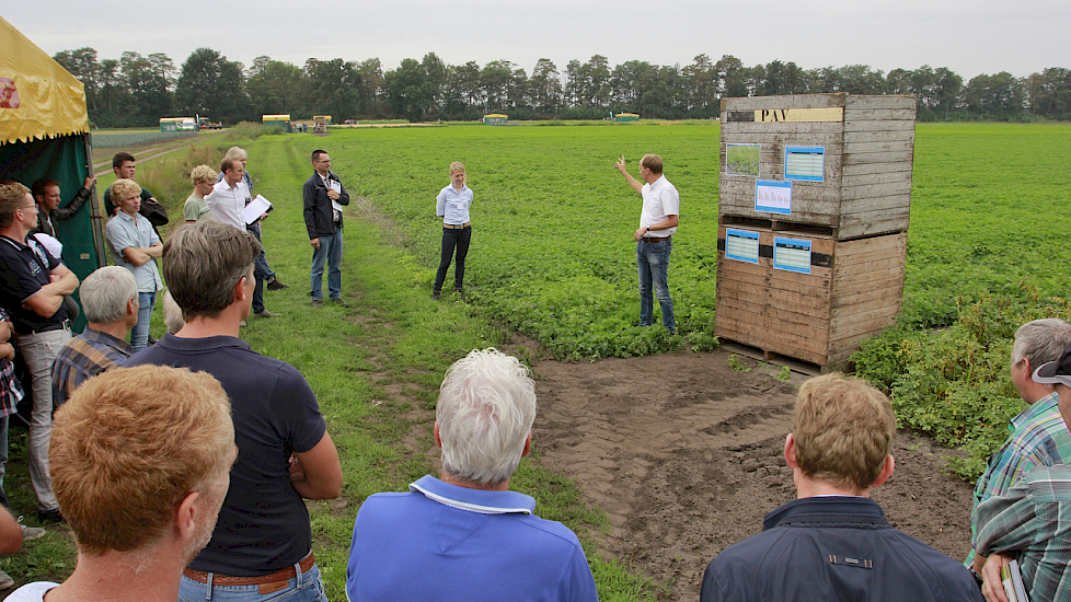 Groenbemesters verminderen ook de nitraatuitspoeling. Metingen op een grote systeemproef op proefbedrijf Vredepeel tonen volgens onderzoeker Janjo de Haan aan dat de uitspoeling halveerde. Dan gaat het om enkele tientallen milligrammen minder.