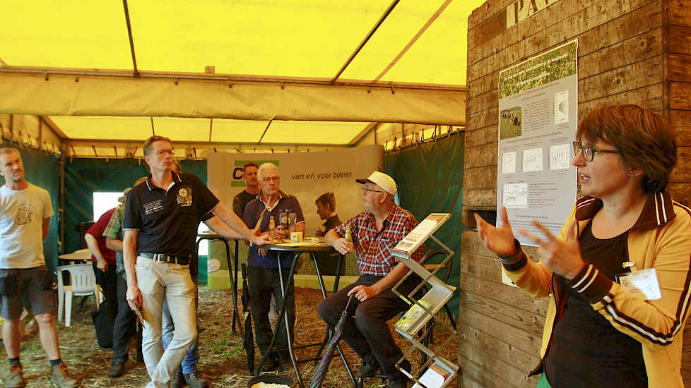 Meer soorten in een groenbemestermengsel levert meer biomassa op en meer bodemleven, stelt onderzoeker Liesje Mommer. Maar ook meer aaltjes. Het gaat er om dat de goede aaltjes dan gestimuleerd worden. Hoe dat het beste kan weten de onderzoekers nog niet.