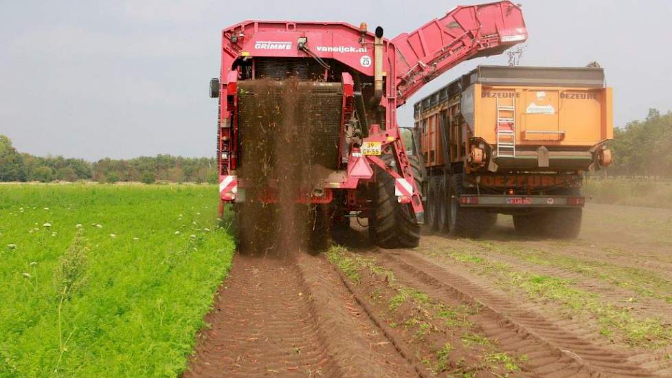 Yves Grigorieff rijdt voor de Kruisberghoeve op de overlaadwagen van Dezeure.