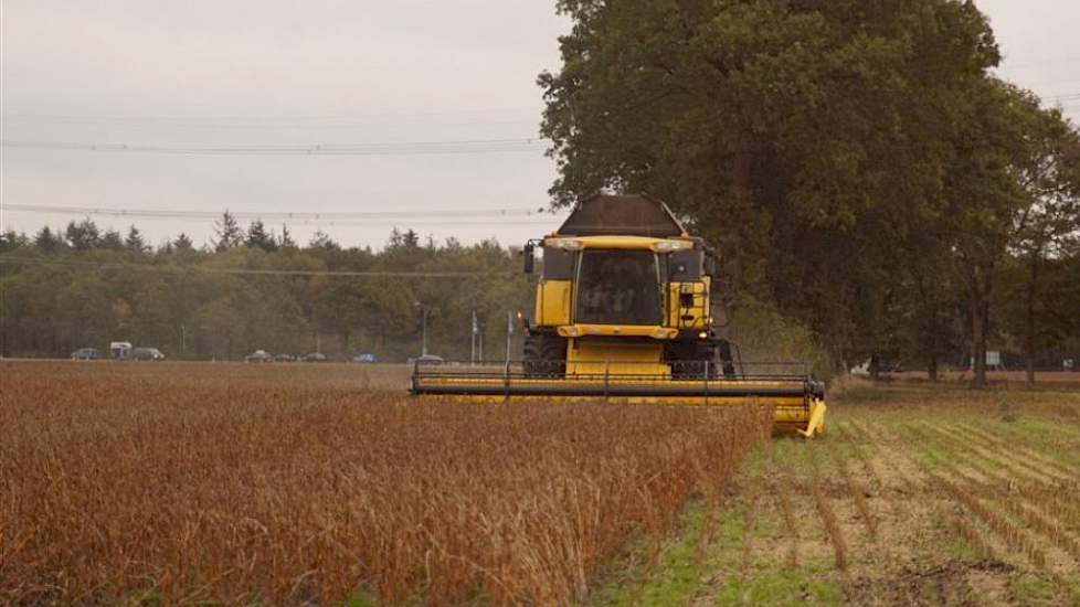 1 november: De soja van Nijhoff is gedorst. Met de wisselende weersomstandigheden in het vooruitzicht besloot hij de bonen tijdens de koude dagen te oogsten. Nijhoff kan nog geen uitspraken doen over de netto-opbrengst, maar duidelijk is dat de oogst door