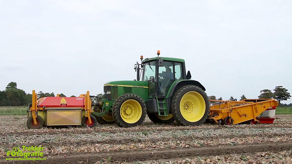 Akkerbouwbedrijf Rozema uit Niezijl aan het uien rooien