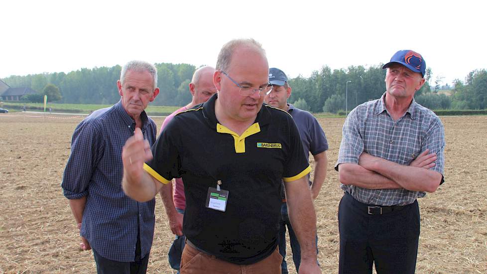 Een hoeveelheid van 15 kg/ha graszaad Proterra Granen is voldoende. Het kan gelijktijdig worden gezaaid met het graan. Maar niet gemengd, dan komt het zaad te diep in de grond. Voordeel van gelijktijdig zaaien van dit gras met wintergraan is dat het de mi