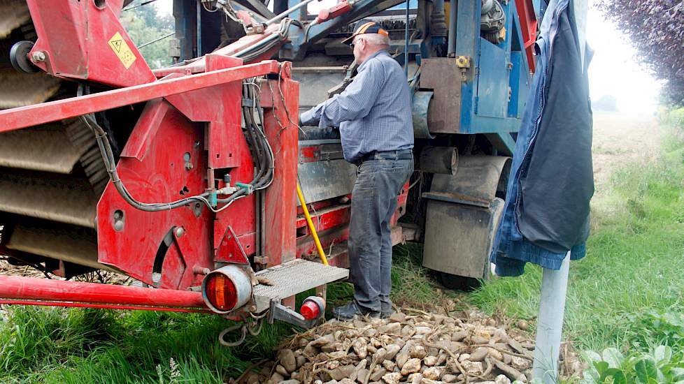 Niet geheel overbodig zo blijkt, want hier op de stuwwal komen tijdens het rooien met grote regelmaat kleine en grote keien uit een lang vervlogen ijstijd boven. Met elke nieuwe vracht aardappelen groeit ook de berg stenen.