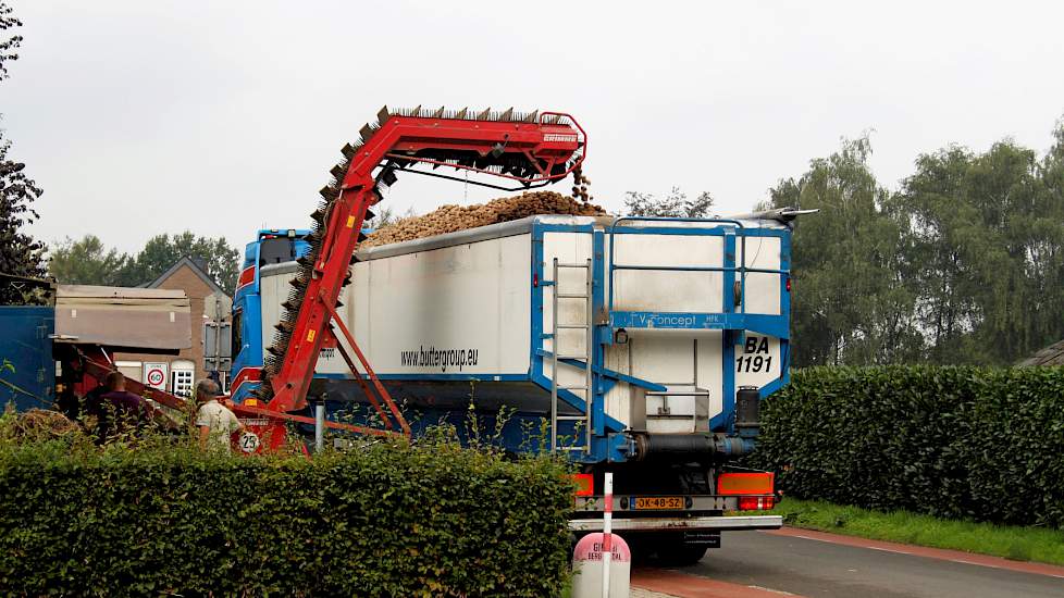 De volle wagen kan op weg naar de fabriek voor directe verwerking bij de 'Aardappel verwerkende industrie Keppel en omstreken' (Aviko) in Steenderen.