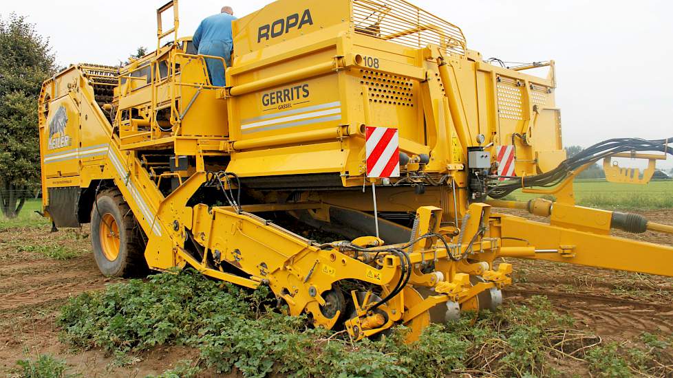 Het rooiwerk is uitgevoerd in samenwerking met loonbedrijf Gerrits uit Gassel (NB) en Bongers Aardappelen in Boxmeer (NB). De aardappelen zijn gerooid met een Ropa Keiler 2, een 2-rijig getrokken aardappelrooier met een bunker van circa 8 ton.