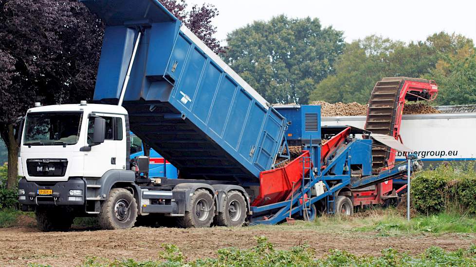 De stortbunker aan de rand van de Oude Kleefsebaan wordt nogmaals gevuld.