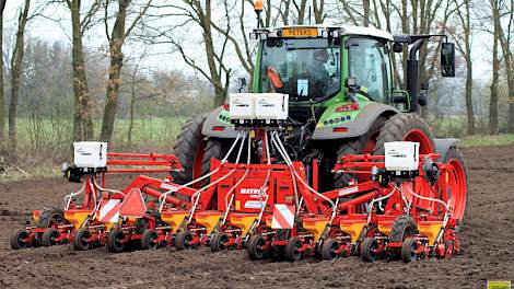 De combinatie van loonbedrijf Gerwin Peters uit Odiliapeel (NB) is bezig aan de eerste hectares.