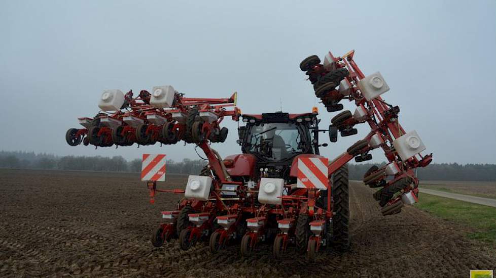 Aan de andere kant van de weg vouwt Frits Dobben van landbouwcoöperatie Weco De Hondsrug volautomatisch een 18-rijige Kverneland-zaaimachine open.