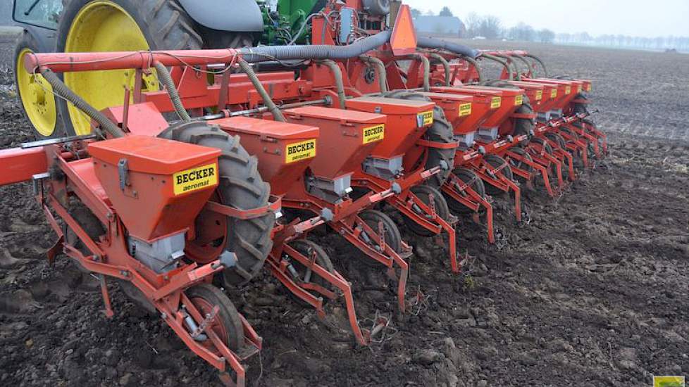 Hij zaait hier met zijn John Deere en een 12-rijige zaaimachine van Becker.