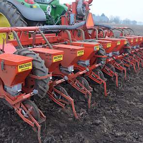 Hij zaait hier met zijn John Deere en een 12-rijige zaaimachine van Becker.