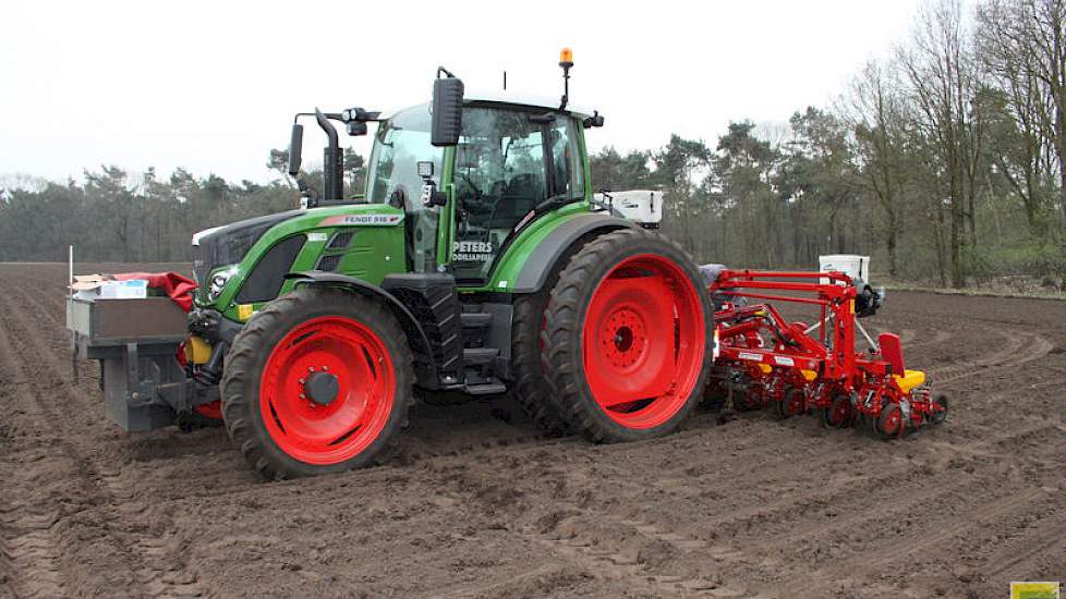 Een splinternieuwe Fendt 516 met een GPS-aangestuurde 12-rijige Grimme Matrix 1200.