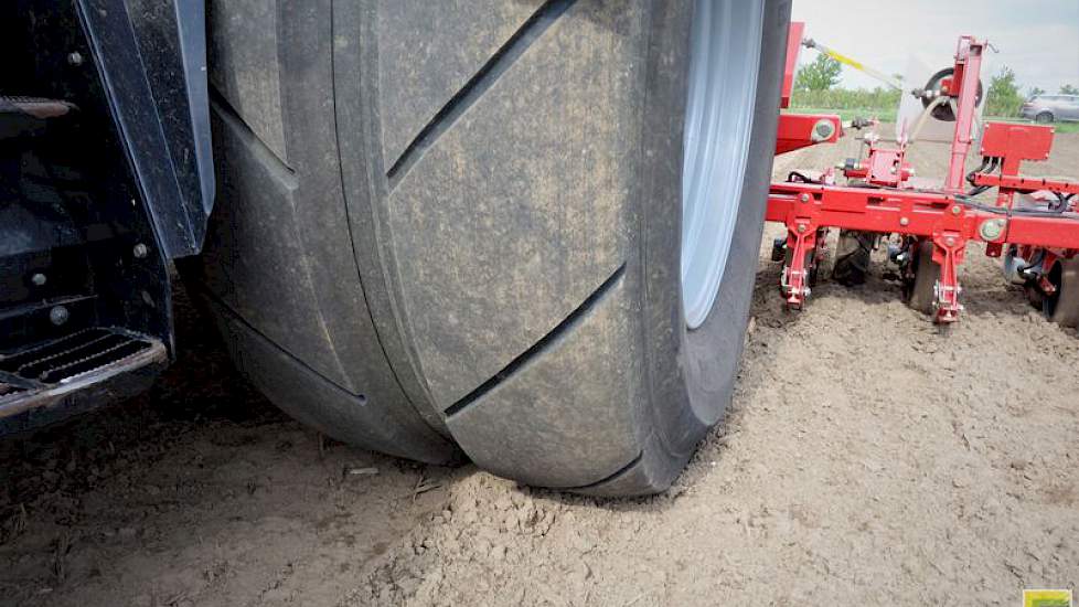 In het nieuw aangebrachte loopvlak is in het midden een uitsparing van 15 centimeter uitgefreesd, precies op de plek waar achter de trekker een van zaai-element is gemonteerd. De resterende loopvlakken – per band twee stuks – zijn 33 centimeter breed.