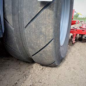 In het nieuw aangebrachte loopvlak is in het midden een uitsparing van 15 centimeter uitgefreesd, precies op de plek waar achter de trekker een van zaai-element is gemonteerd. De resterende loopvlakken – per band twee stuks – zijn 33 centimeter breed.