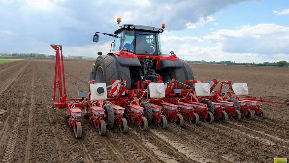 Op een bietenperceel tussen de dorpen Sambeek en Vortum-Mullem (NB) showt Van Kempen zijn vinding. Het loonbedrijf zaait ieder jaar zo’n 275 hectare bieten in een straal van zo’n 40 kilometer rond Vierlingsbeek.