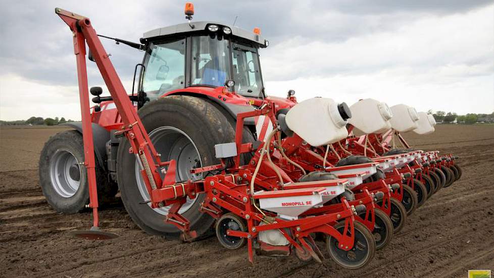 De  bredere banden zorgen op het land volgens Van Kempen ook voor meer rijcomfort. „Je hebt minder insporing en daardoor heeft de trekker onder het rijden minder de neiging dat hij het spoor gaat zoeken. En op de kopakkers kun je scherper en makkelijker d