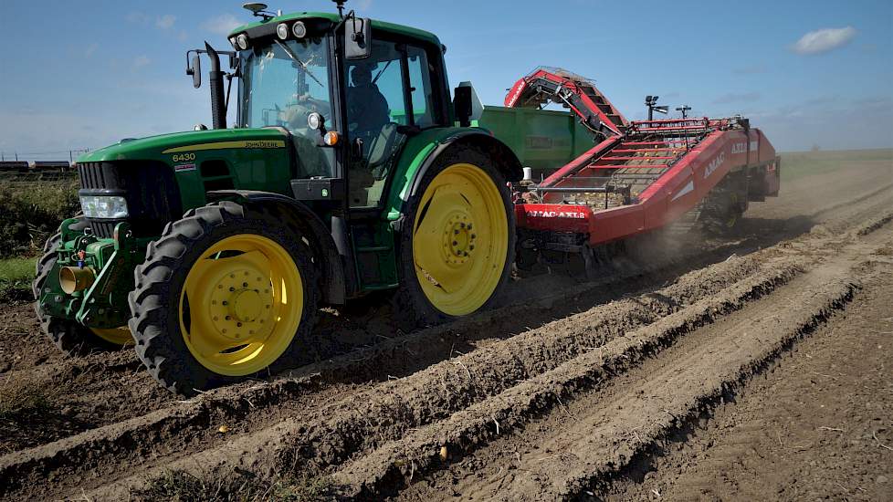 De opbrengst van de Lorely is volgens Lucas gemonsterd op 50 tot 52 ton per hectare. „Dat valt me niet tegen.” De aardappelen zitten bij Agrico in de pool. „Dat is voor de prijs misschien wel positief. Een extraatje  voor al het extra werk dit jaar en lag