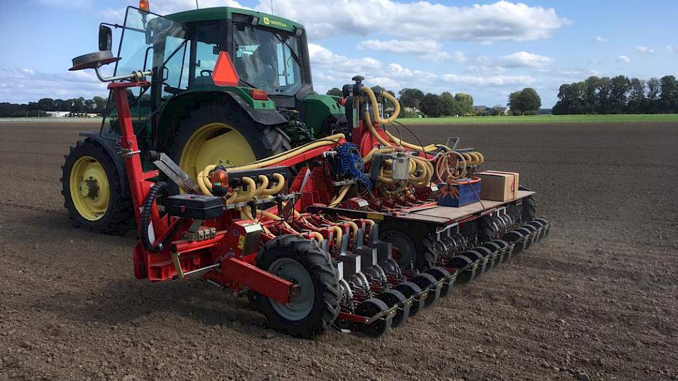 1 september: Heyboer BV uit Biddinghuizen zaait de winterzaaiuien op een perceel van Tejon en Peter de Regt in Dronten. De uien zijn van het ras Farmwell F1, een hybride winterzaaiui van Takii-seeds. Het zaaien gebeurt met een pneumatische precisiezaaimac