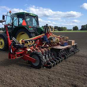 1 september: Heyboer BV uit Biddinghuizen zaait de winterzaaiuien op een perceel van Tejon en Peter de Regt in Dronten. De uien zijn van het ras Farmwell F1, een hybride winterzaaiui van Takii-seeds. Het zaaien gebeurt met een pneumatische precisiezaaimac