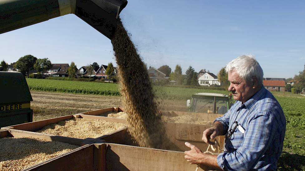 De eerste teelt van soja is Schoenmakers tot nog toe goed bevallen. „Soja heeft geen organische bemesting nodig en de gewasbescherming is vrij eenvoudig. Nu even afwachten wat de prijs doet. Als het een beetje meevalt dan zaai ik komend jaar weer 4 hectar