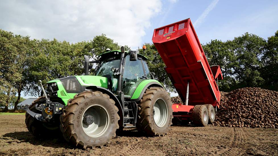 Volgens Gienus Snijders, die samen met zijn broer Bert de maatschap runt, ligt de bietopbrengst dit jaar op 81 ton bruto en netto 75 ton. „Het suikergehalte van 14,76 procent is voor deze 10 hectare dit jaar bedroevend slecht. Dat komt puur door de droge