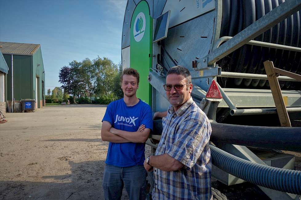 Zoon Joris en vader Frans van Geel op het bedrijf De Reevliet in Lage Zwaluwe.